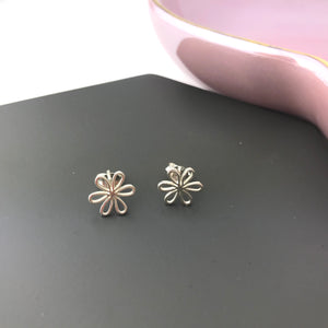 Sterling silver daisy flower stud earrings